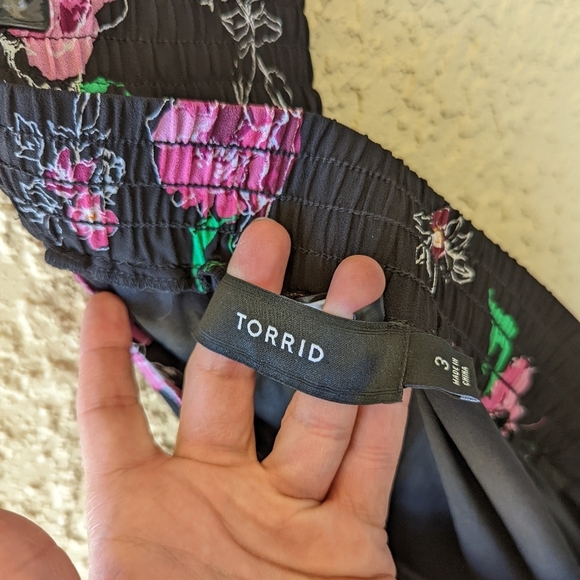 Torrid BLACK FLORAL CHIFFON TULIP LEG PANTDETAILS - Picture 4 of 5